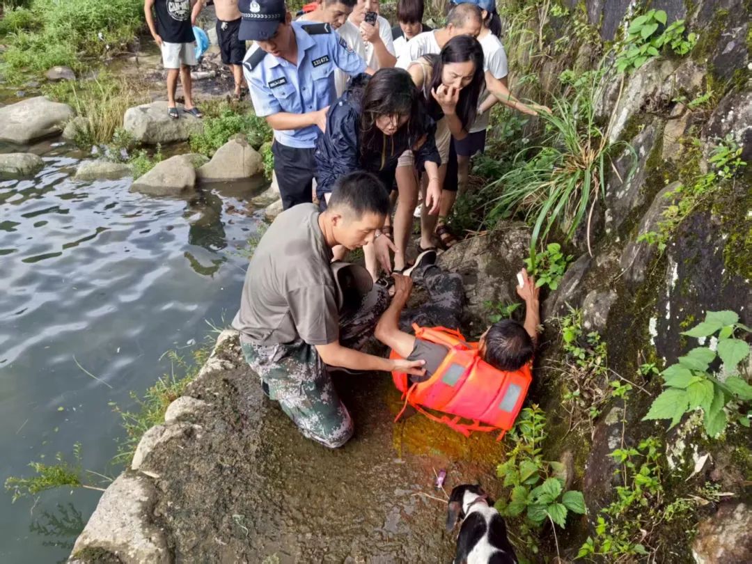 8月3日，盛春林下水营救2名溺水游客 (3)，成功将溺水者救上岸后盛春林倒下.jpg