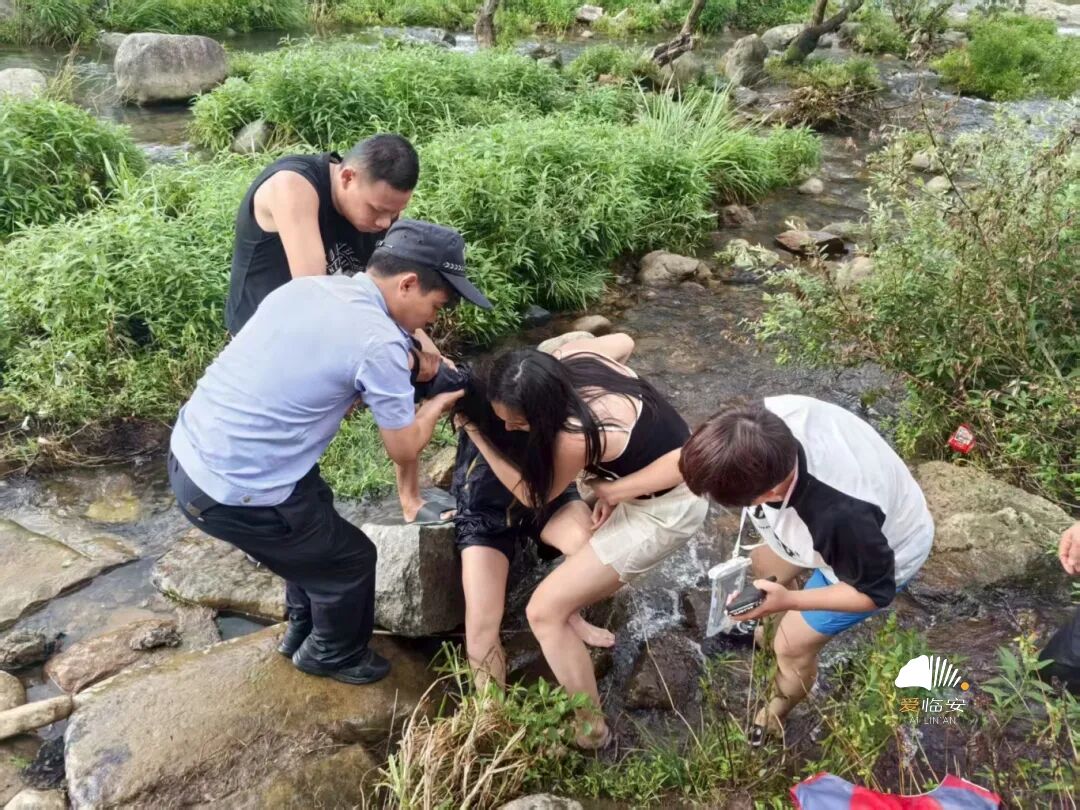 8月3日，盛春林下水营救2名溺水游客 (1)，在村民的帮助下溺水女性被拉到岸上.jpg